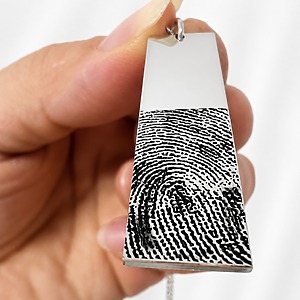 Anhänger Fingerabdruck Rechteck Quadrat Produktbild Gedenkschmuck gravur personalisiert schmuck monamor