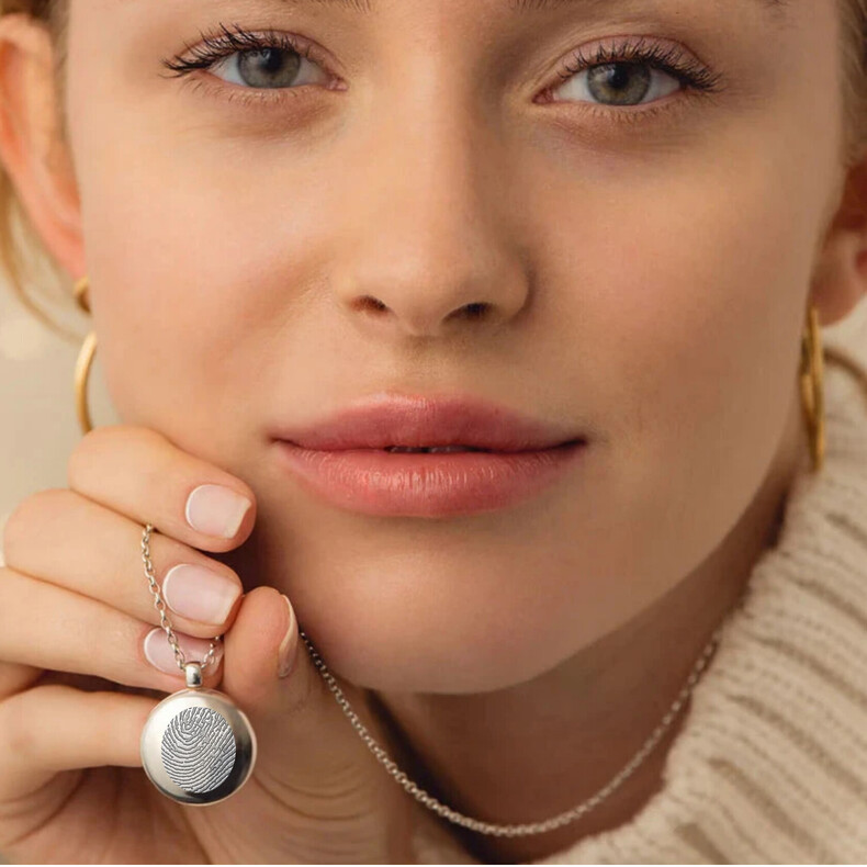 Medaillon Foto Individuelle Gravuren Fingerabdruck Hand Fussabdruck Trauerschmuck Erinnerungsschmuck Anhenger Bedeutung Personalisiert Gold Silber Vergoldet