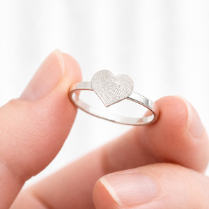Ring Herz Fingerabdruck Produktbild Handgefertigt gravur personalisiert schmuck monamor