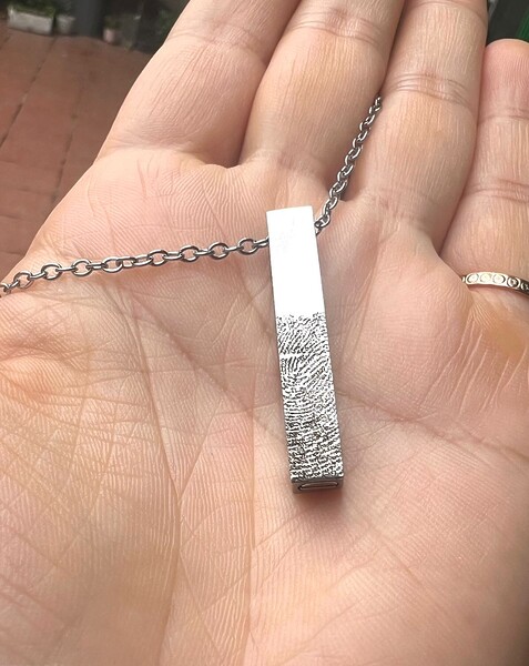 Urnenschmuck Asche Silber Vergoldet Gold Individuelle Gravur Kette Anhaenger Fuss Handabdruck Personalisiert Fingerabdruck Fingerprint Erinnerungsschmuck Trauer Gedenk